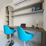 アパート The Exchange - Designer In With Side Sea View, 300 Metres Away From