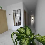The Exchange - Designer In With Side Sea View, 300 Metres Away From *