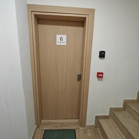 The Exchange - Designer In With Side Sea View, 300 Metres Away From