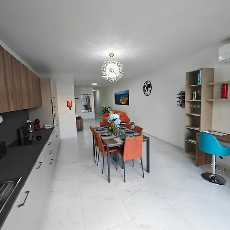 The Exchange - Designer In With Side Sea View, 300 Metres Away From Appartement