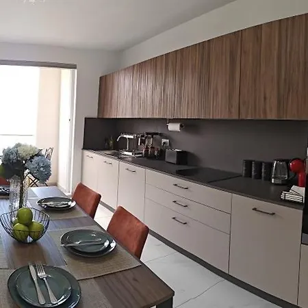 The Exchange - Designer In With Side Sea View, 300 Metres Away From St. Paul's Bay