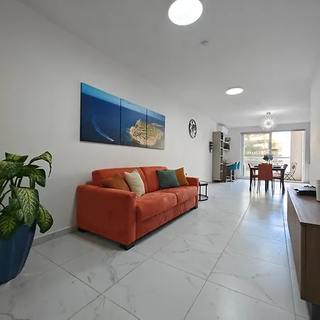 The Exchange - Designer In With Side Sea View, 300 Metres Away From