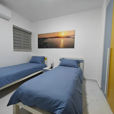 The Exchange - Designer In With Side Sea View, 300 Metres Away From St. Paul's Bay