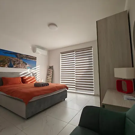 The Exchange - Designer In With Side Sea View, 300 Metres Away From