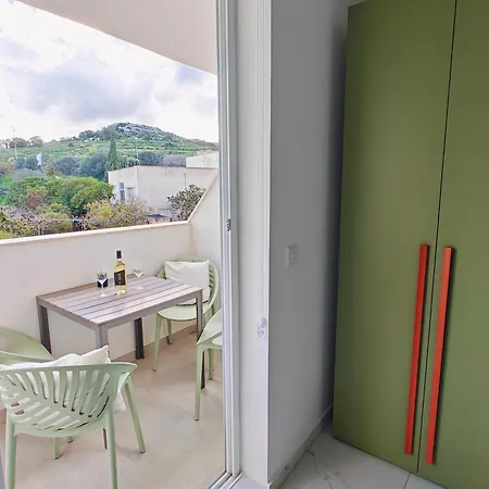 The Exchange - Designer In With Side Sea View, 300 Metres Away From * St. Paul's Bay