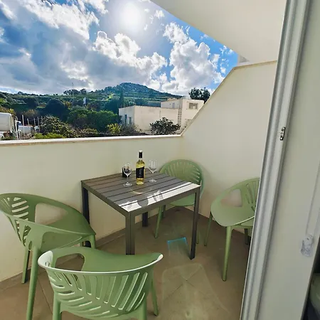 The Exchange - Designer In With Side Sea View, 300 Metres Away From