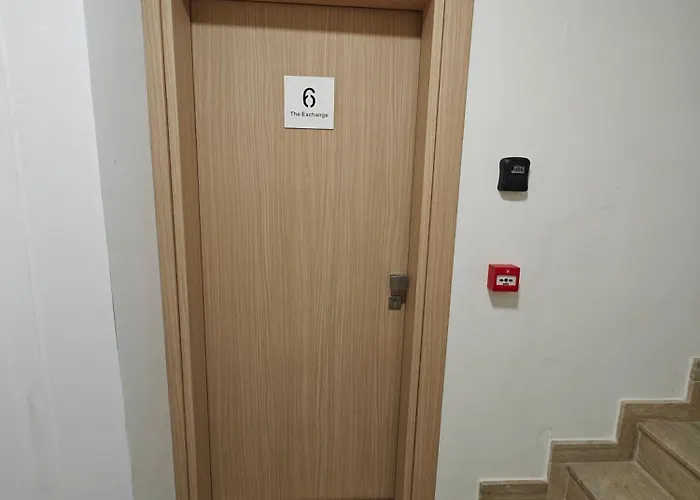 The Exchange - Designer In With Side Sea View, 300 Metres Away From