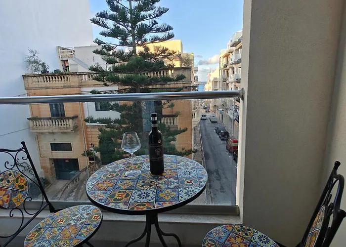 The Exchange - Designer In With Side Sea View, 300 Metres Away From St. Paul's Bay