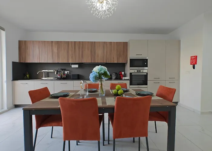 Apartament The Exchange - Designer In With Side Sea View, 300 Metres Away From