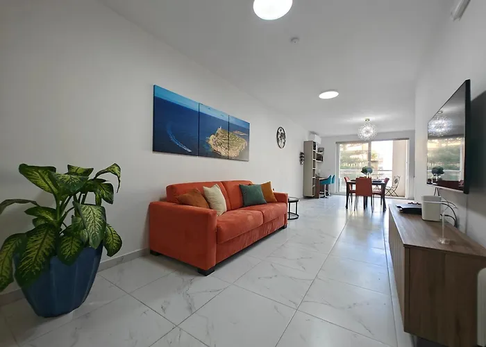 The Exchange - Designer In With Side Sea View, 300 Metres Away From