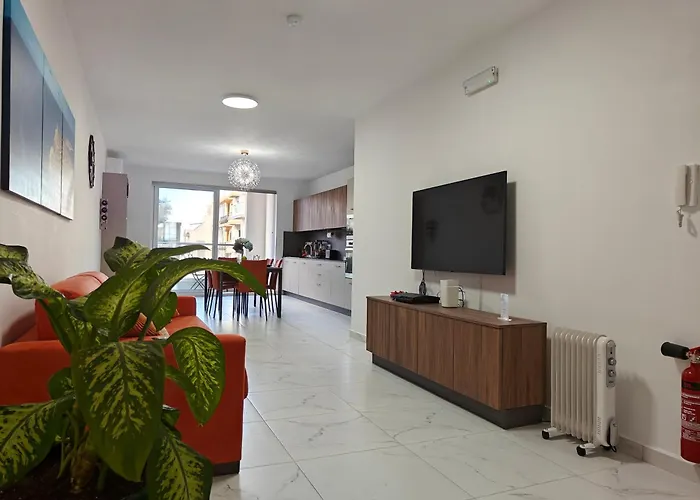 The Exchange - Designer In With Side Sea View, 300 Metres Away From