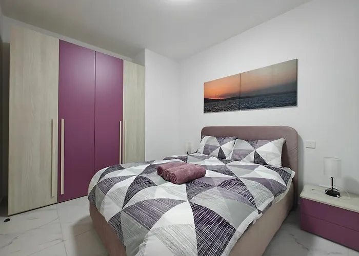 The Exchange - Designer In With Side Sea View, 300 Metres Away From * St Paul's Bay