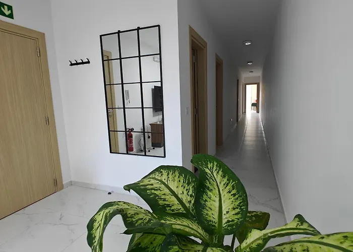 The Exchange - Designer In With Side Sea View, 300 Metres Away From *