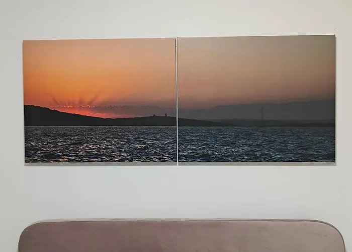 The Exchange - Designer In With Side Sea View, 300 Metres Away From *