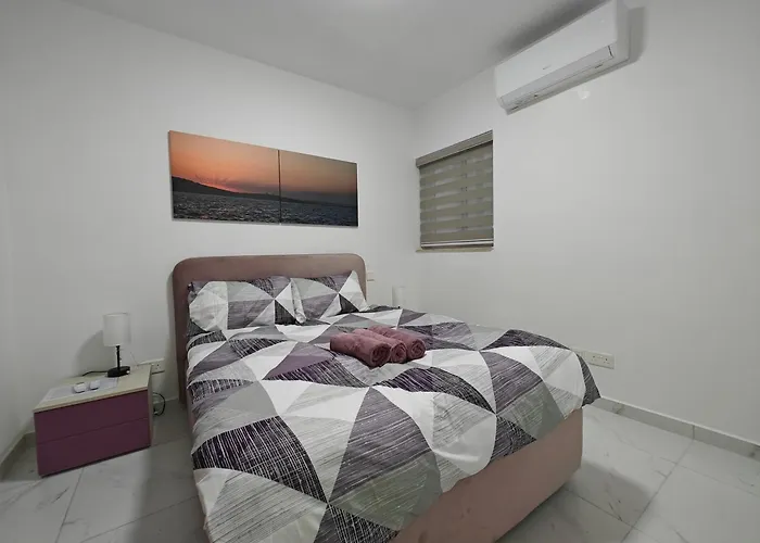 The Exchange - Designer In With Side Sea View, 300 Metres Away From * St. Paul's Bay