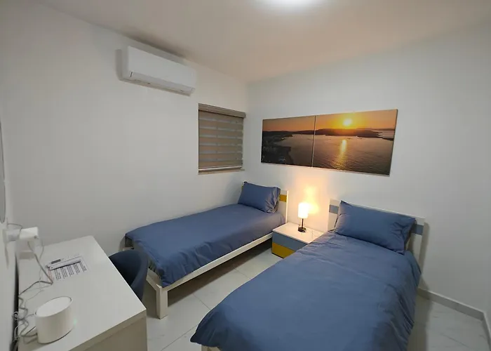 The Exchange - Designer In With Side Sea View, 300 Metres Away From * St. Paul's Bay