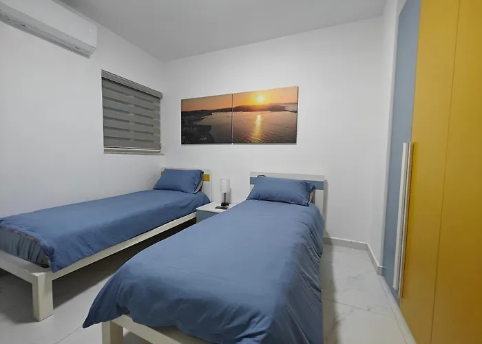 The Exchange - Designer In With Side Sea View, 300 Metres Away From St Paul's Bay