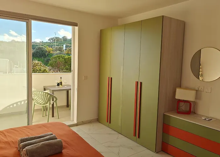 The Exchange - Designer In With Side Sea View, 300 Metres Away From St Paul's Bay