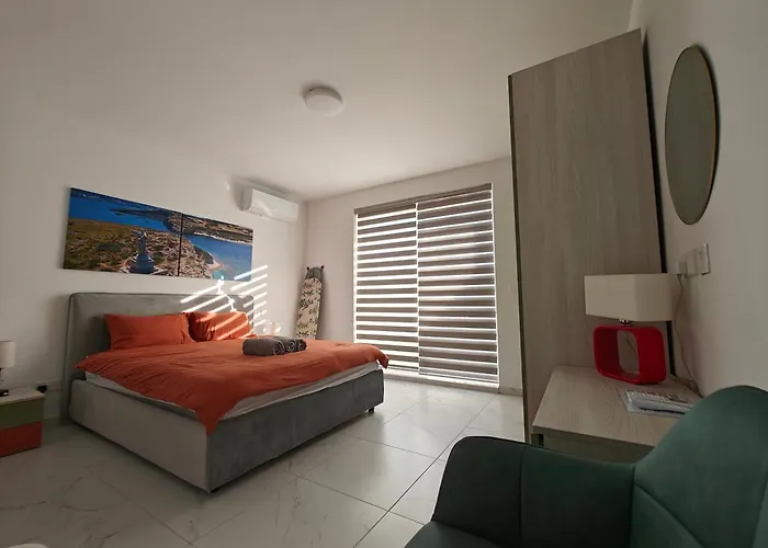 The Exchange - Designer In With Side Sea View, 300 Metres Away From