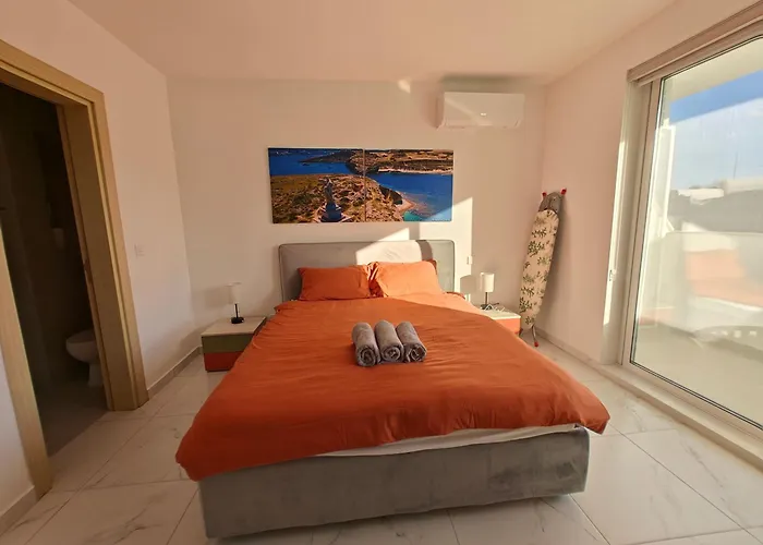 The Exchange - Designer In With Side Sea View, 300 Metres Away From *