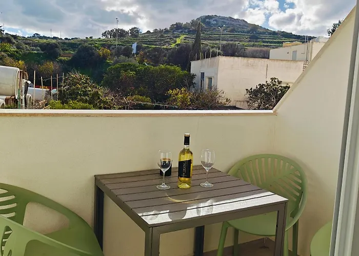 The Exchange - Designer In With Side Sea View, 300 Metres Away From * St Paul's Bay