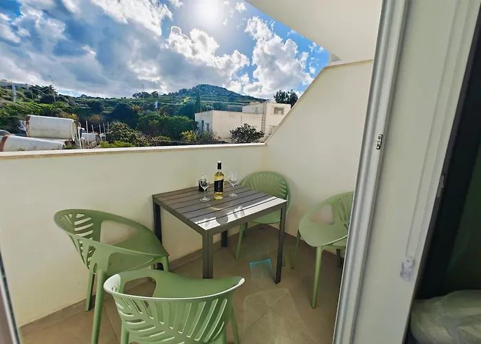 The Exchange - Designer In With Side Sea View, 300 Metres Away From