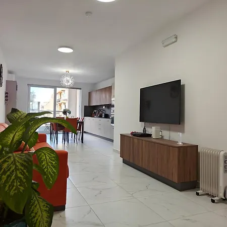 The Exchange - Designer In With Side Sea View, 300 Metres Away From