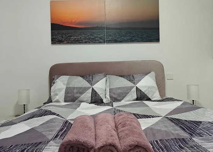 Lejlighed The Exchange - Designer In With Side Sea View, 300 Metres Away From *